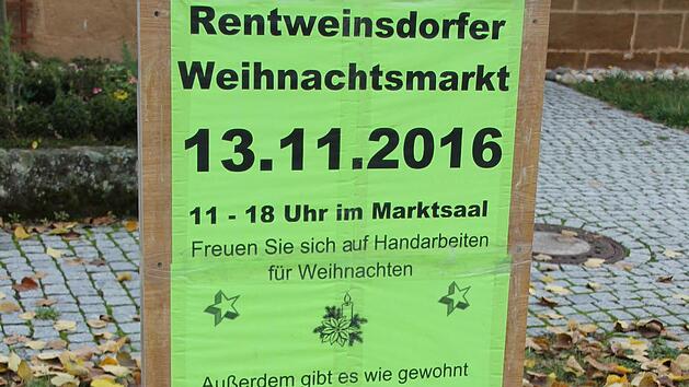Auch im Eberner Stadtgebiet - wie hier in Heubach - locken Plakate zum Besuch des Weihnachtsmarktes des FC Rentweinsdorf im Marktsaal. Foto: Ralf Kestel