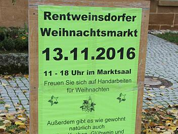 Auch im Eberner Stadtgebiet - wie hier in Heubach - locken Plakate zum Besuch des Weihnachtsmarktes des FC Rentweinsdorf im Marktsaal. Foto: Ralf Kestel