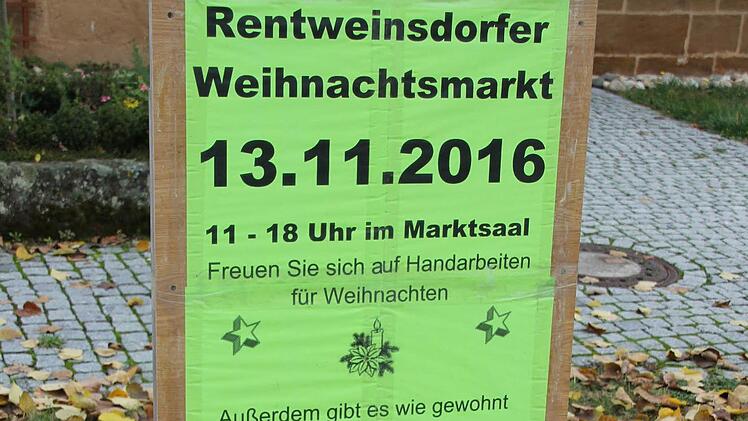 Auch im Eberner Stadtgebiet - wie hier in Heubach - locken Plakate zum Besuch des Weihnachtsmarktes des FC Rentweinsdorf im Marktsaal. Foto: Ralf Kestel