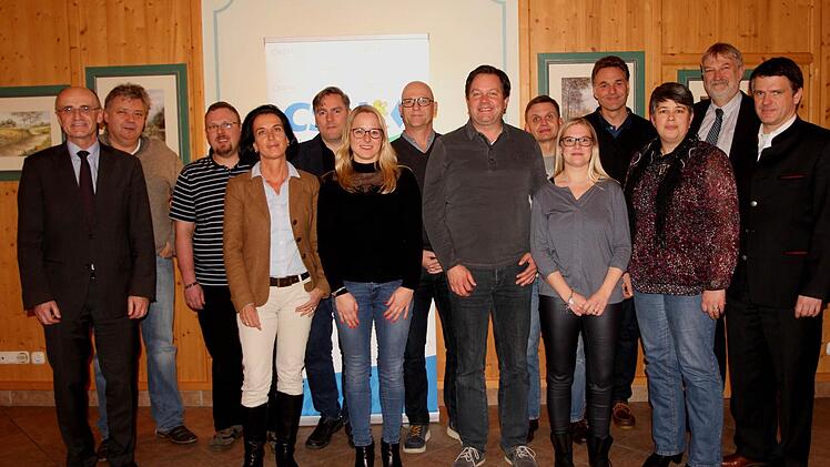 Die Gesundheitsthemen sollen künftig von der neu gewählten Vorstandschaft noch stärker in den Focus gerückt werden: (vordere Reihe von links) Landrat Wilhelm Schneider, Karin Kramer, Stefanie Schilling, Kreisvorsitzender Dr. Alexander Ambros, Yvonne Austel, Heike Hluchnik und MdL Steffen Vogel; (hintere Reihe von links) Dr. Anton Aumüller, Christian Klier, Michael Weiß-Gehring, Uwe Hauck, Harald Wagner, Dr. Frank Schröder und Vorstandsvorsitzender Stephan Kolck.