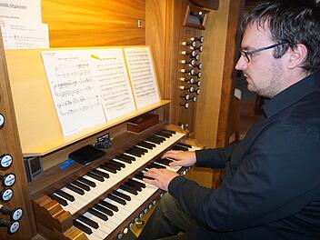 Steffen Link spielte an der Orgel in der Klosterkirche moderne Stücke und Filmmusiken.  Foto: Marion Eckert