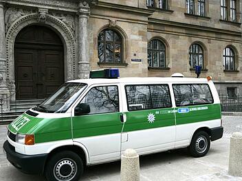 Ein Vorführfahrzeug der Polizei steht vor dem Bamberger Justizgebäude. Symbolfoto: Matthias Hoch