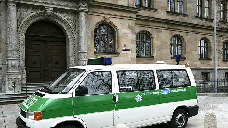 Ein Vorführfahrzeug der Polizei steht vor dem Bamberger Justizgebäude. Symbolfoto: Matthias Hoch