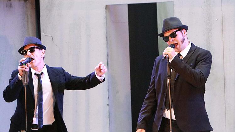 Die Musical Comedy "Blues Brothers in Prison" feierte Premiere auf der Waldbühne Heldritt: Thomas Gerber als Elwood Blues (links) und Karsten Kenzel als Jake Blues.Foto: Jochen Berger