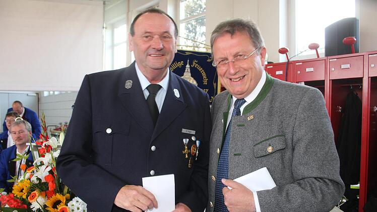 Oberbürgermeister Henry Schramm hatte einen Scheck zum Jubiläum mitgebracht. Außerdem sparen Stadt und Landkreis für ein neues Feuerwehrfahrzeug.Sonny Adam