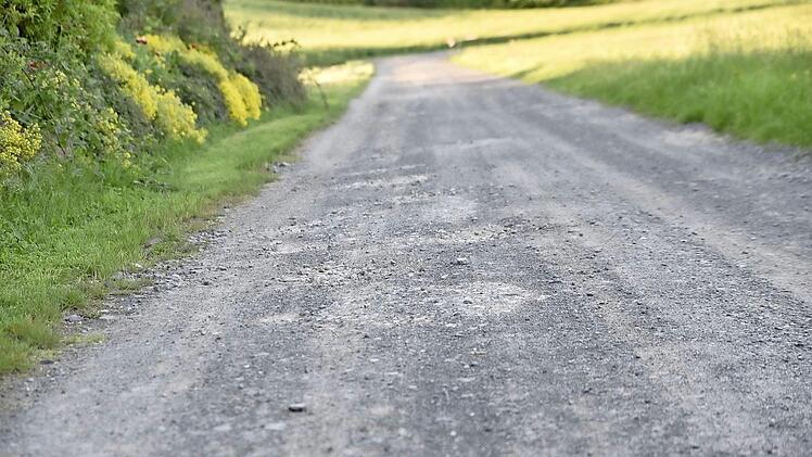 Die im Zuge der Kanalbaumaßnahmen vor allem durch Baufahrzeuge beschädigten Flurwege sollen in Ordnung gebracht werden. Diese Zusicherung erhielten die Junkersdorfer in der Versammlung.  Foto: Gerold Snater