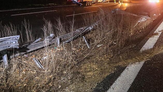 Vermutlich ein Lkw-Fahrer kam am Samstagmorgen auf der A9 von der Fahrbahn ab und walzte 100 Meter Schutzplanke nieder. Symbolfoto: NEWS5 / Merzbach