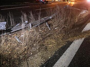 Vermutlich ein Lkw-Fahrer kam am Samstagmorgen auf der A9 von der Fahrbahn ab und walzte 100 Meter Schutzplanke nieder. Symbolfoto: NEWS5 / Merzbach