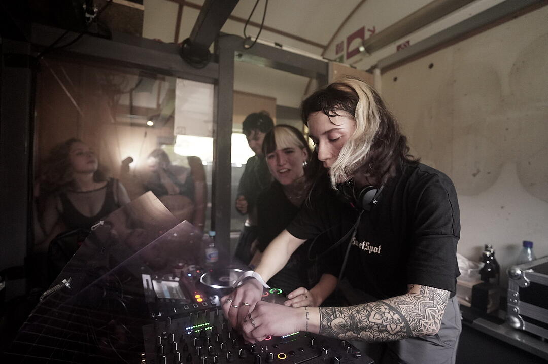 Party im Zug - Raver*innen tanzen zu Techno-Beats