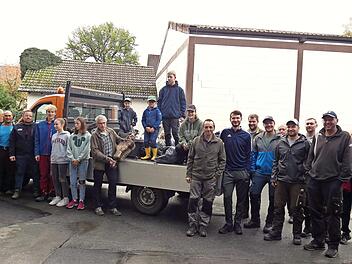 Eine stolze Teilnehmerzahl half beim ersten Umwelttag der Gemeinde Ködnitz mit, den Weißen Main im Gemeindebereich Ködnitz sauber zu halten.