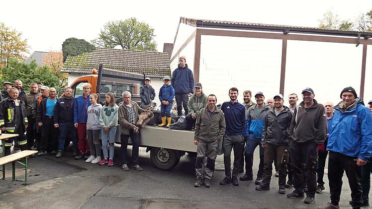 Eine stolze Teilnehmerzahl half beim ersten Umwelttag der Gemeinde Ködnitz mit, den Weißen Main im Gemeindebereich Ködnitz sauber zu halten.