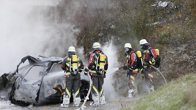 Auto rast gegen Brücke: Person stirbt bei schwerem Verkehrsunfall