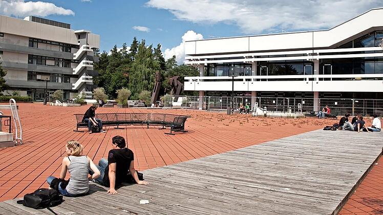 Der sogenannte Rote Platz am S&uuml;dgel&auml;nde der Friedrich-Alexander-Universit&auml;t Erlangen-N&uuml;rnberg.