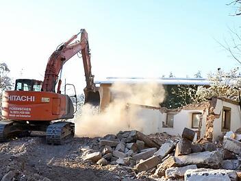 Ganz Arbeit hat der Bagger in Eichholz geleistet. Ein ehemaliges Wohnhaus und eine Scheune des Röhrleinshofs wurden jetzt aufgrund der schlechten Bausubstanz abgerissen. Fotos: Dieter Hübner