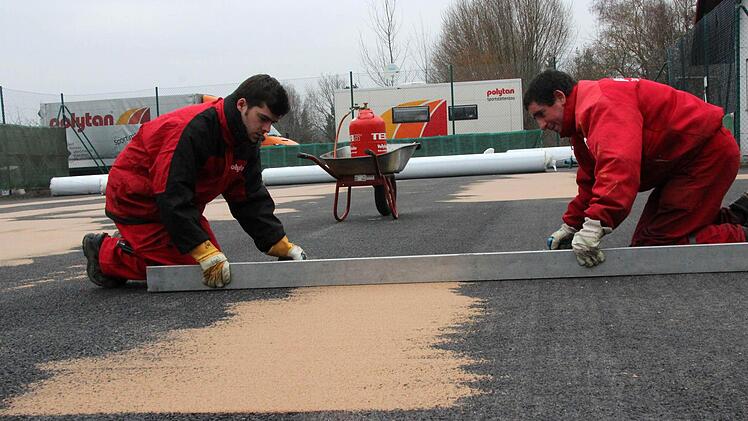 Unebenheiten werden mit einem speziellen Sand ausgeglichen.