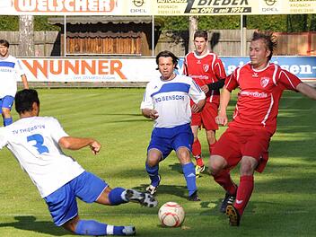 Mit seinen vier Treffern in Münchberg erhöhte Andreas Böhnlein vom FC Kronach (rechts) sein Torkonto auf 19. Foto: Archiv/Kalb