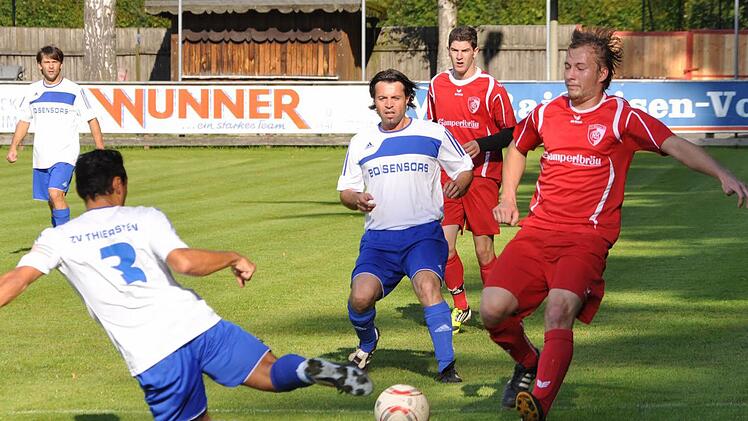 Mit seinen vier Treffern in Münchberg erhöhte Andreas Böhnlein vom FC Kronach (rechts) sein Torkonto auf 19. Foto: Archiv/Kalb