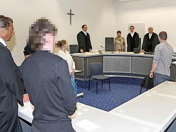 Florian N. (Name von der Redaktion geändert) steht am ersten Prozesstag neben seinem Rechtsanwalt Andreas Schwarzer (vorne links) vor der Zweiten Strafkammer des Landgerichts Bamberg. Foto: RiegerPress