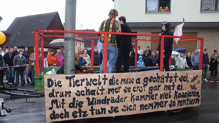 Auf Umzugswagen wurde das Ortsgeschehen dokumentiert. Foto: Sonja Werner