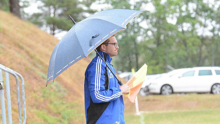 Beschirmter Schiedsrichter-Assistent: Auras Gesamtjugendleiter Christian Albert. Foto: ssp