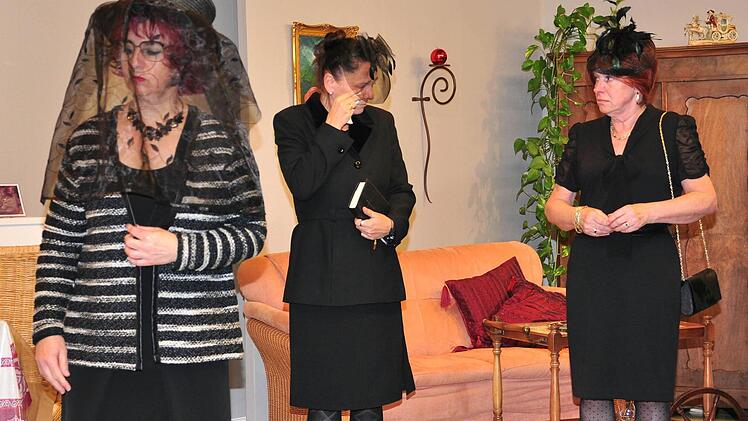 Die drei Damen Isolde (Carola Wagenhäuser), Miriam (Andrea Scheller) und Lioba (Margot Kalmbach) sind auf der Suche nach der großen Liebe. Doch zunächst trauern sie um ihren verstorbenen Untermieter.