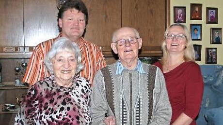Jubilar Lorenz Nu&szlig;gr&auml;ber (Mitte) mit Ehefrau Lydia, Schwiegersohn Tony und Tochter Manuela (von links) Foto: Karl Klippel