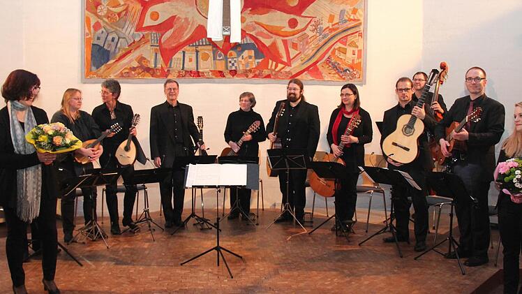 Für Iris Hammer (links) und Rebecca Hammer gab es Blumen. Foto: Johanna Blum