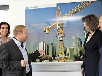 Baustellen der Firma Otto Heil sind im ganzen Bundesgebiet zu finden. Hier zeigt Unternehmer Peter Heil das Bild einer Frankfurter Baustelle den Gästen MdB Dorothe Bär (links), Staatsministerin Ilse Aigner und Landrat Thomas Bold (rechts). Foto: Heike Beudert
