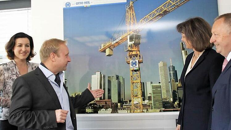 Baustellen der Firma Otto Heil sind im ganzen Bundesgebiet zu finden. Hier zeigt Unternehmer Peter Heil das Bild einer Frankfurter Baustelle den Gästen MdB Dorothe Bär (links), Staatsministerin Ilse Aigner und Landrat Thomas Bold (rechts). Foto: Heike Beudert