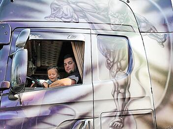 Marc Lengler aus Schwabthal hat sich seinen Truck mit dem Silver Surfer verziert. Einsam unterwegs in den Weiten - so ungefähr sieht er auch sich. Foto: Markus Häggberg