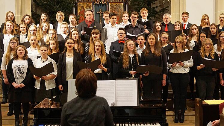 Seit vielen Jahren ein wahres Klangerlebnis: Der Chor der Mittel- und Oberstufe des Frankenwald-Gymnasiums unter der Leitung von Christiane Stömer-Rauh. Foto: Matthias Schneider