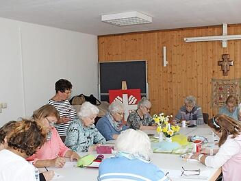 Hochkonzentriert sitzen die Teilnehmerinnen beim Begrifferaten über ihre Aufgaben gebeugt. Die Übung ist teil des Gedächtnistrainings, zu dem sie sich regelmäßig treffen. Fotos: Carmen Schwind