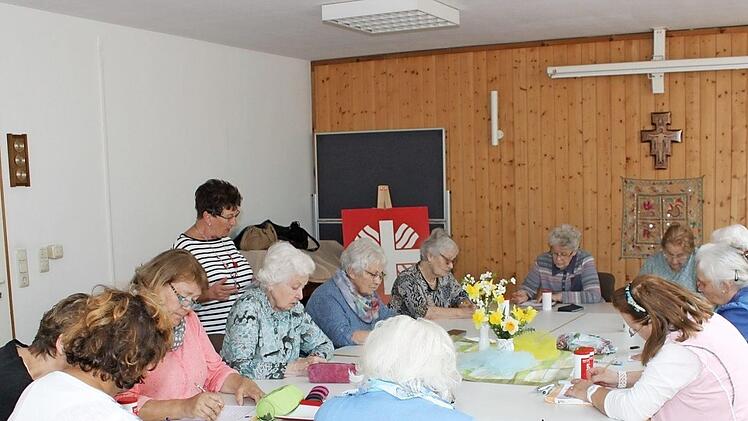 Hochkonzentriert sitzen die Teilnehmerinnen beim Begrifferaten über ihre Aufgaben gebeugt. Die Übung ist teil des Gedächtnistrainings, zu dem sie sich regelmäßig treffen. Fotos: Carmen Schwind
