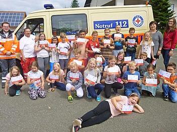 An der Grundschule Stockheim haben 25 Juniorhelfer den Erste-Hilfe- Kurs bestanden. Mit im Bild (von links) die beiden BRK-Ausbilder Robin Peter und Benno Ruhs sowie (von rechts) Annika Detsch und Rektorin Astrid Kestel  Foto: Karl-Heinz Hofmann