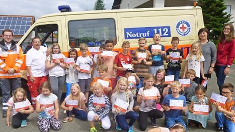 An der Grundschule Stockheim haben 25 Juniorhelfer den Erste-Hilfe- Kurs bestanden. Mit im Bild (von links) die beiden BRK-Ausbilder Robin Peter und Benno Ruhs sowie (von rechts) Annika Detsch und Rektorin Astrid Kestel  Foto: Karl-Heinz Hofmann
