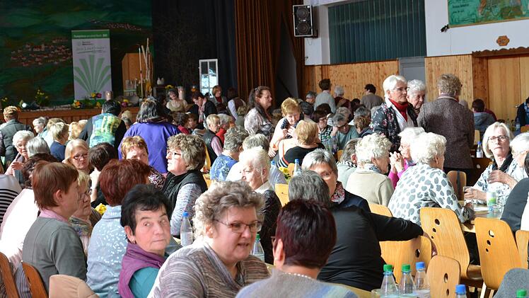 Der Landfrauentag, der in der Rhönfesthalle in Stangenroth stattfand, war wieder einmal sehr gut besucht. Foto: Björn Hein