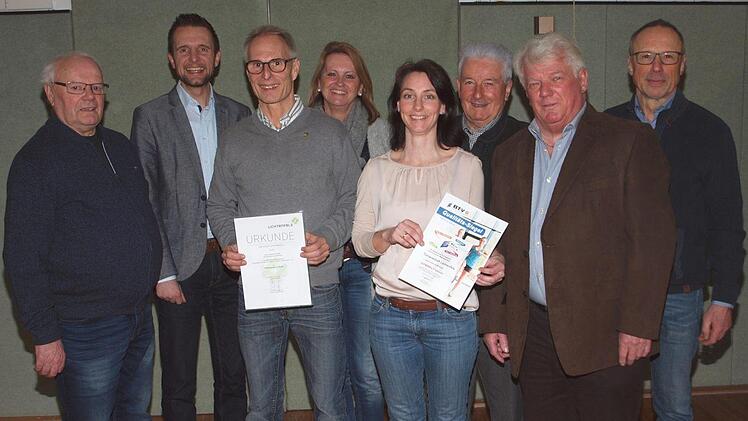 Der Turngau-Vorsitzende Edi Stark (links) überreichte dem Vorstandsteam Rudi Breuning (2. v. re.), Sabine Rießner (4. v. li.)und Steffi Göhring (4. v. re.) in Gegenwart des Sportreferenten Winfried Weinbeer (3. v. re.) die Urkunde "Gymwelt-Verein", während der Bürgermeister Andreas Hügerich (2. v. li.) in Gegenwart von Joe Lanz (re.) an Hans-Eberhard Wolff (3. v. li.) die Sportmedaille in Gold der Stadt übergab.
