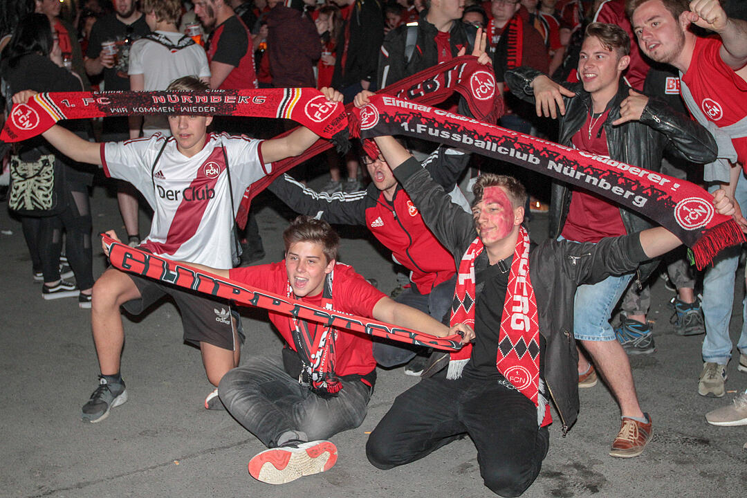 1. FCN steigt auf: Fans feiern in Nürnberg