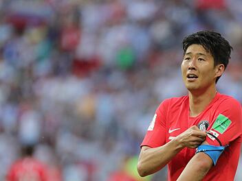 S&uuml;dkorea triumphierte am Mittwochabend in Kasan. Die Asiaten schlugen Weltmeister Deutschland und schickten die DFB-Elf vorzeitig nach Hause. Der Superstar der S&uuml;dkoreaner besch&auml;ftigt sich derweil mit Themen au&szlig;erhalb des Fu&szlig;balls: Ihm droht der Milit&auml;rdienst in der Heimat. Foto: Christian Charisius / dpa