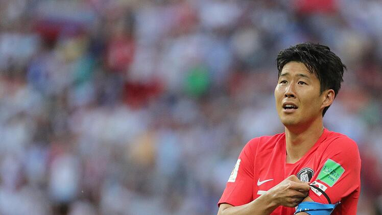 Südkorea triumphierte am Mittwochabend in Kasan. Die Asiaten schlugen Weltmeister Deutschland und schickten die DFB-Elf vorzeitig nach Hause. Der Superstar der Südkoreaner beschäftigt sich derweil mit Themen außerhalb des Fußballs: Ihm droht der Militärdienst in der Heimat. Foto: Christian Charisius / dpa
