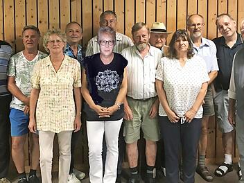 Der neue Vorstand der beiden fusionierten Kegelclubs (von links): Alfred Welscher, Hermann Wolf, Ute Endres, Ralf Langhammer, Stefan Stickler, Walter Hartendauer, Joachim Bernert, Marion Volk, Georg Endres, Thomas Welscher und Vorsitzender Fritz Bayer.  Foto: Rainer Glissnik