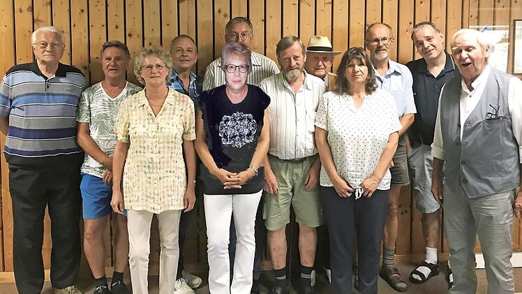 Der neue Vorstand der beiden fusionierten Kegelclubs (von links): Alfred Welscher, Hermann Wolf, Ute Endres, Ralf Langhammer, Stefan Stickler, Walter Hartendauer, Joachim Bernert, Marion Volk, Georg Endres, Thomas Welscher und Vorsitzender Fritz Bayer.  Foto: Rainer Glissnik