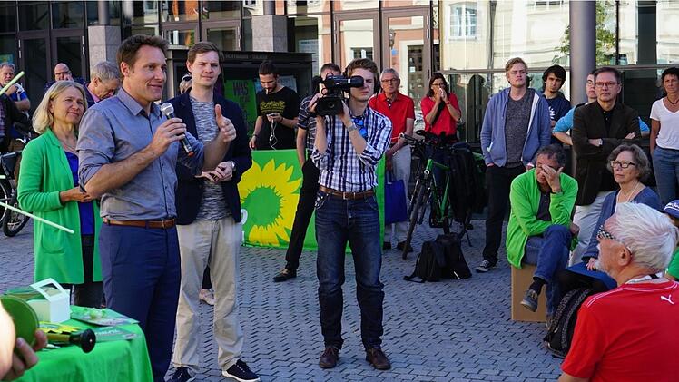 Zum Wahlkampf-Finale kam der Grüne Spitzenkandidat Stefan Hartmann (mit Mikro) am Samstag nach Bamberg. Vor dem E.T.A.-Hoffmann-Theater lauschten ihm rund 150 Bürger. Foto: privat