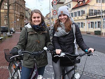 Die Studentinnen Franziska Haas  und Susanna Hümmer sind ziemlich viel mit dem Rad unterwegs. Mehr Fahrradstraßen fänden sie gut. Fotos: Stefan Fößel