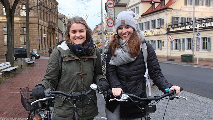 Die Studentinnen Franziska Haas  und Susanna Hümmer sind ziemlich viel mit dem Rad unterwegs. Mehr Fahrradstraßen fänden sie gut. Fotos: Stefan Fößel