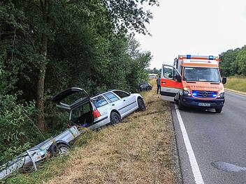 Ein 65-Jähriger  hatte mit seinem Pkw die Ladung seines Anhängers bei Oberhaid verloren. Es kam zum Unfall und zu einer längeren Sperrung.   Foto: News5/Merzbach