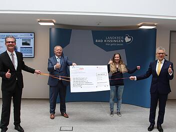 Zum offiziellen Ende der Aktion ist der Spendenscheck an bunte Fäden gebunden worden, um Abstand zu halten. Foto: Lena Pfister