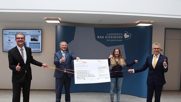 Zum offiziellen Ende der Aktion ist der Spendenscheck an bunte Fäden gebunden worden, um Abstand zu halten. Foto: Lena Pfister