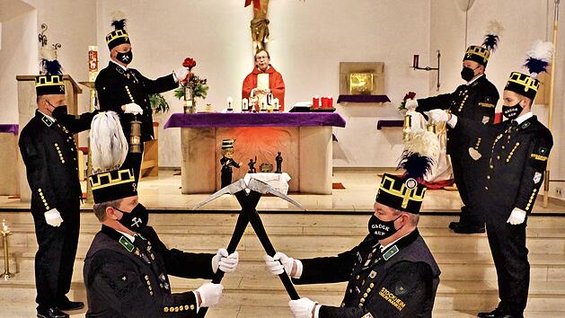 Der Knappenverein Stockheim und Umgebung war aktiv in den Gottesdienst zu Ehren der heiligen Barbara eingebunden. Mit im Bild Pfarrer Hans-Michael Dinkel