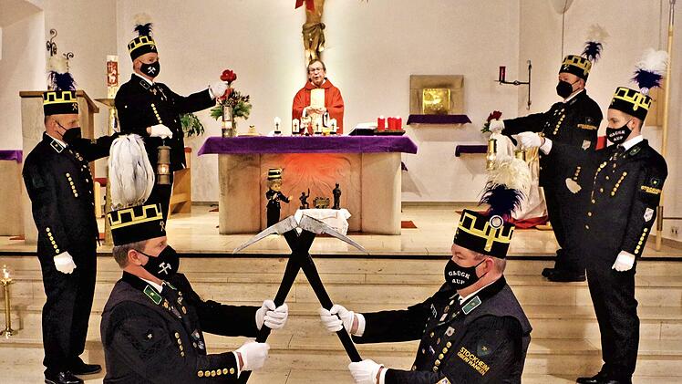 Der Knappenverein Stockheim und Umgebung war aktiv in den Gottesdienst zu Ehren der heiligen Barbara eingebunden. Mit im Bild Pfarrer Hans-Michael Dinkel